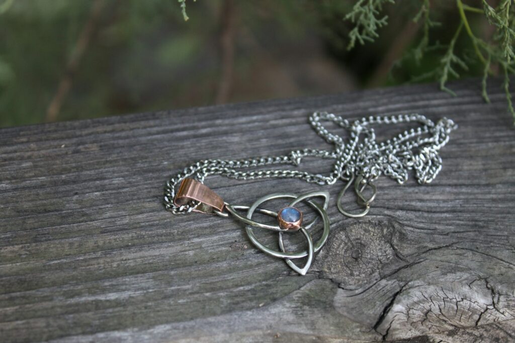 Anneaux, amulettes et talismans : les bijoux cultes des jeux vidéo de fantasy
